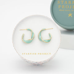Twist Hoops in Soft Mint