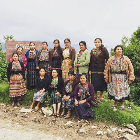 artisan women who make Bluma Project jewelry 