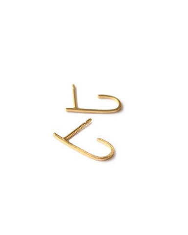 Too cute! This everyday earring features an elongated stud that curves t...